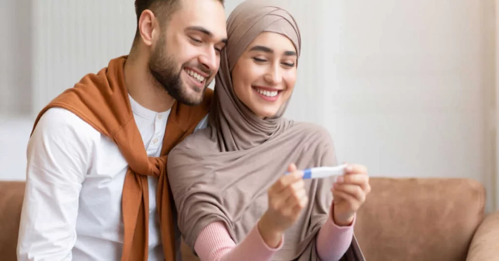 زوجان سعيدان ينتظران مولودهما الأول بعد استخدام منتج Ferti Boost DHEA الذي تم توفيره عبر صيدلية الأردن اون لاين مع خدمة شحن الادوية الاردنية إلى دول الخليج، تعبير عن نجاح علاج الخصوبة وفرحة الأبوة.