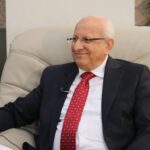 صورة الدكتور فوزي غيشان أخصائي الجلدية والتناسلية يرتدي البالطو الأبيض ويبتسم للمرضى ضمن عيادته في عمان الأردن – يتعاون مع صيدلية الأردن اون لاين لشحن الأدوية.