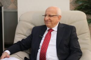 صورة الدكتور فوزي غيشان أخصائي الجلدية والتناسلية يرتدي البالطو الأبيض ويبتسم للمرضى ضمن عيادته في عمان الأردن – يتعاون مع صيدلية الأردن اون لاين لشحن الأدوية.