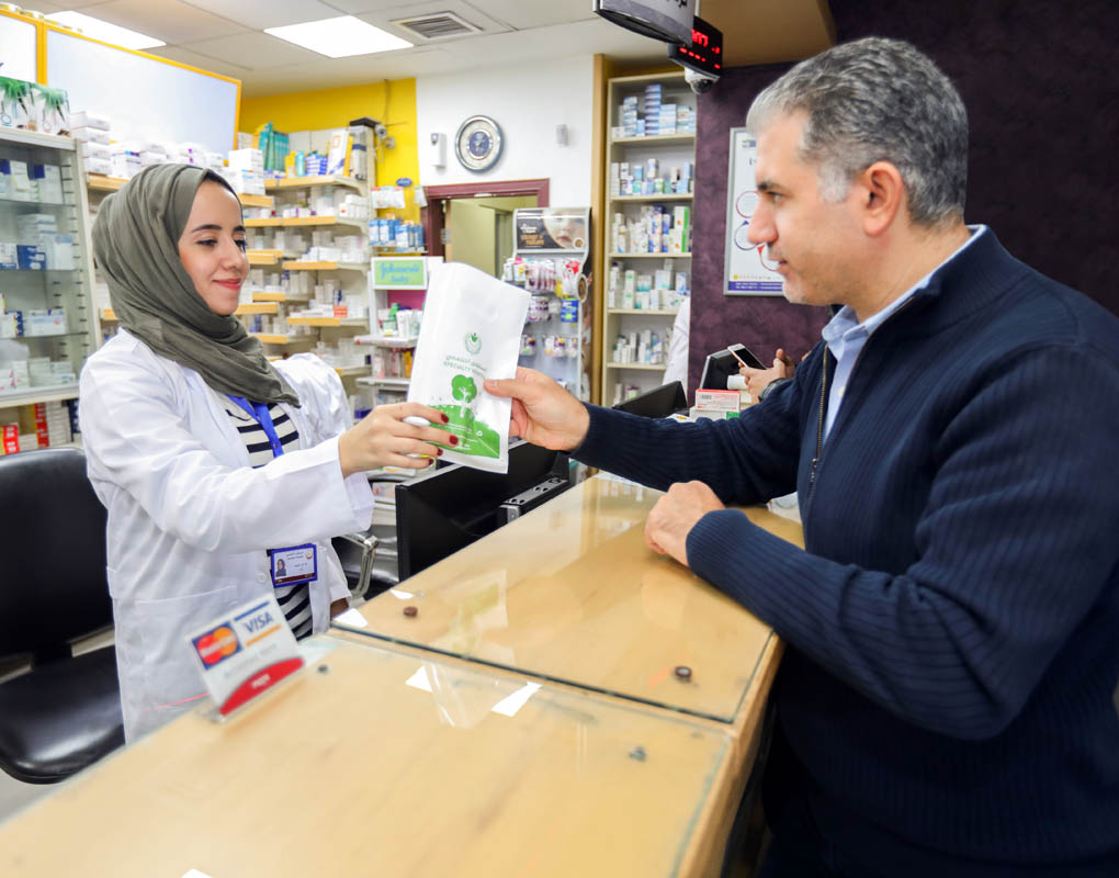 واجهة صيدلية الأردن الحديثة في عمان مع شعار pharmjordan وخدمة التوصيل السريع – صيدليات الاردن اونلاين.